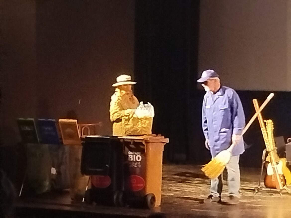 Dzieci biorące udział w eko-muzycznych zajęciach o ochronie Ziemi organizowanych przez EKO SIÓDEMKĘ i STARPACK.