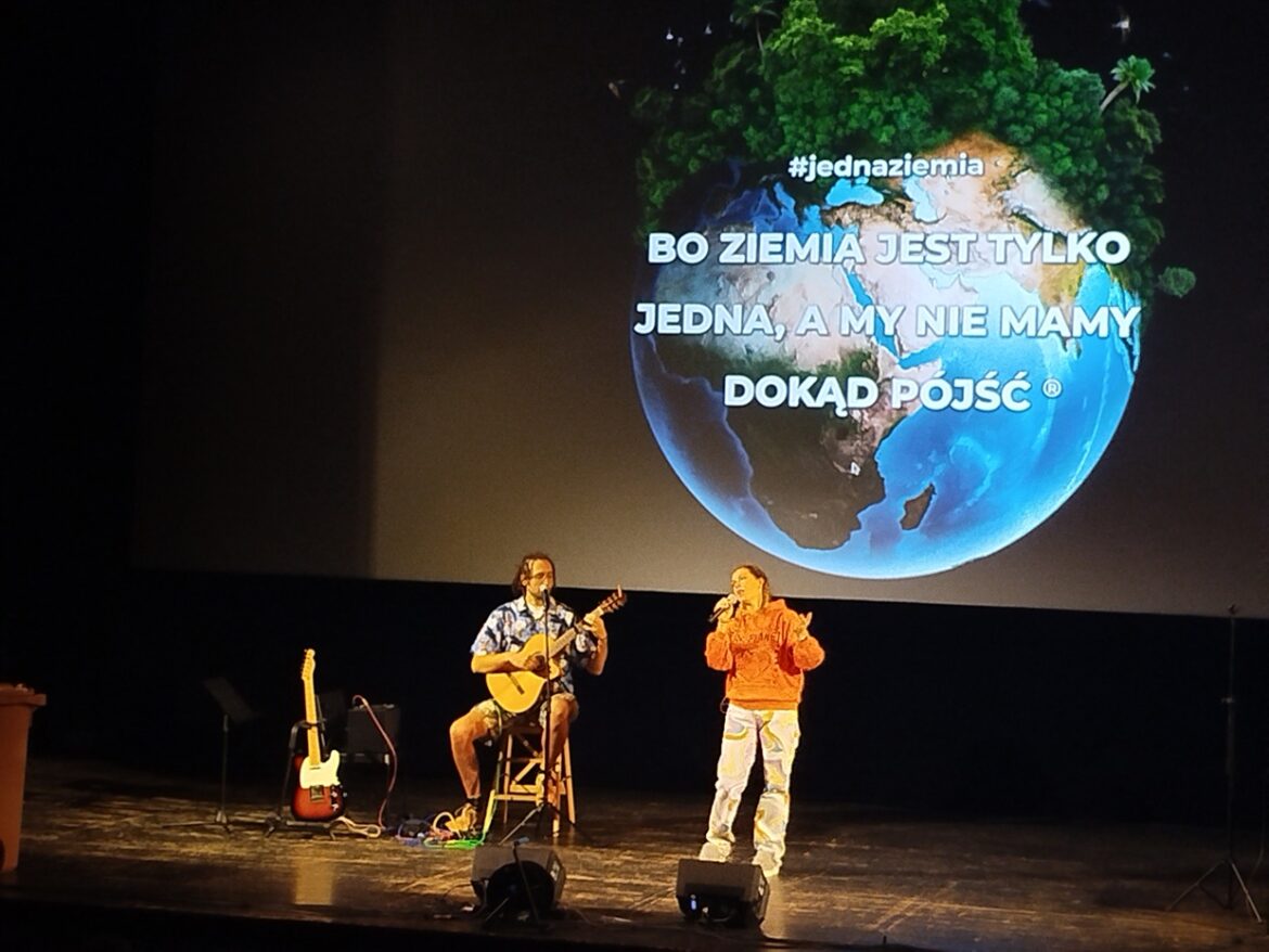 Uczniowie na warsztatach ekologicznych STARPACK i EKO SIÓDEMKI w Krotoszyńskim Ośrodku Kultury.